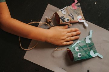 Tvoření pro děti - Žába a moucha z ruliček z toaletního papíru