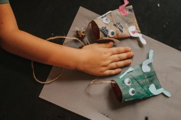 Tvoření pro děti - Žába a moucha z ruliček z toaletního papíru